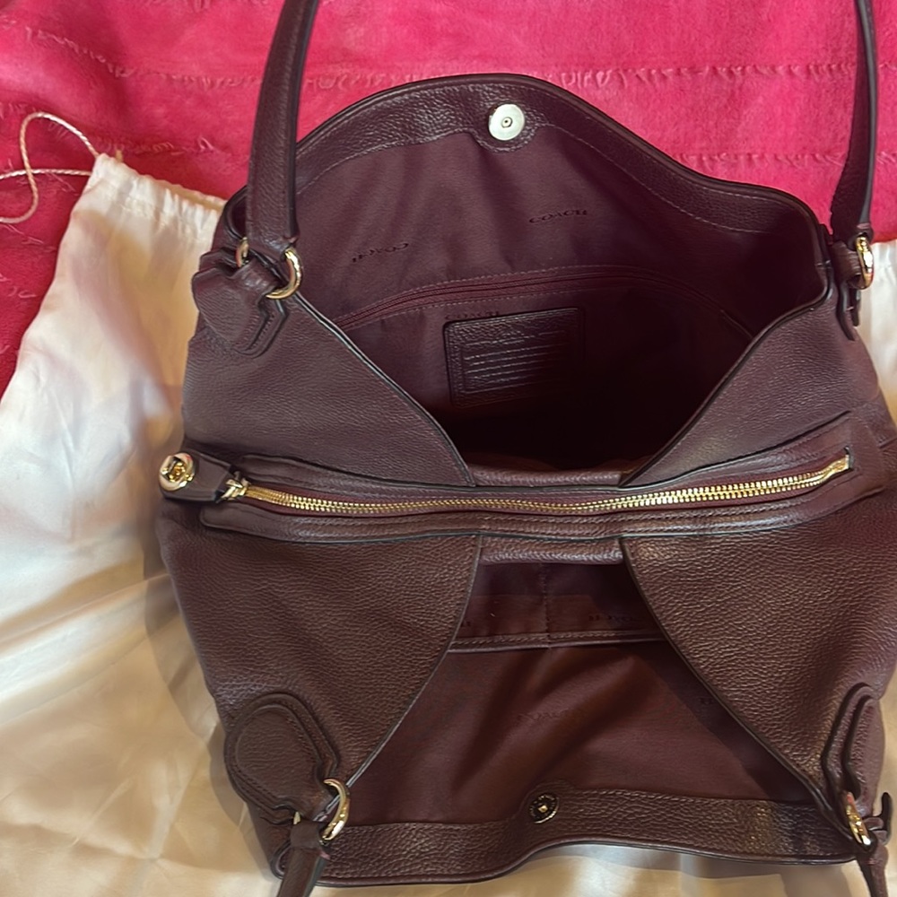 Coach Edie 31 Refined Pebble
Leather Shoulder Bag NWT in Oxblood w duster - Picture 3 of 9